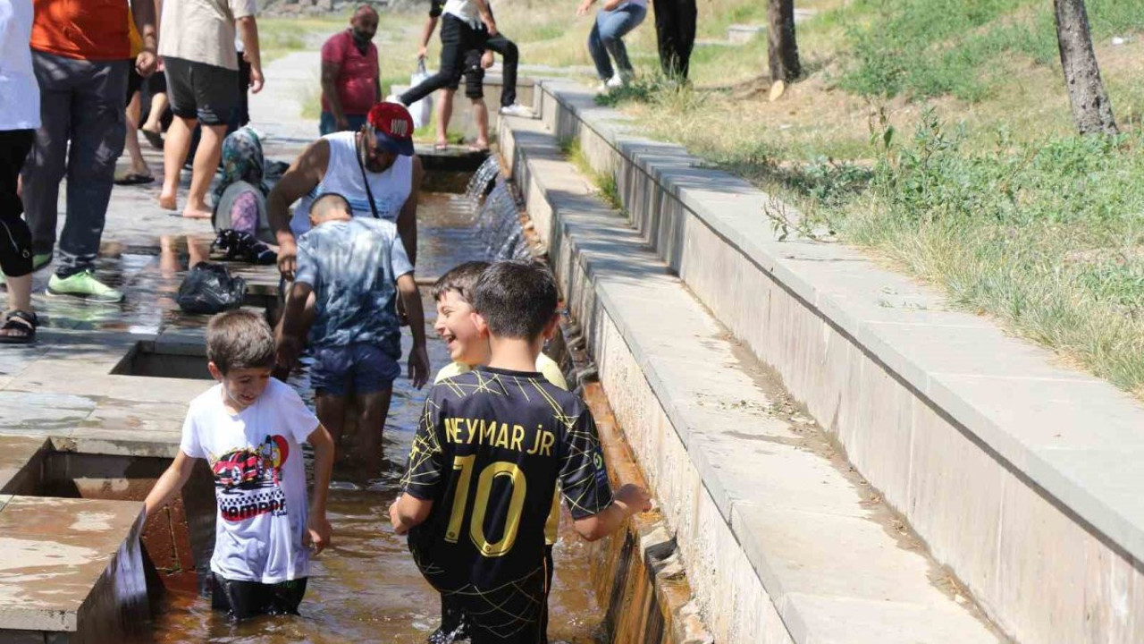 Sıcaktan bunalan çocuklar havuzda serinledi!