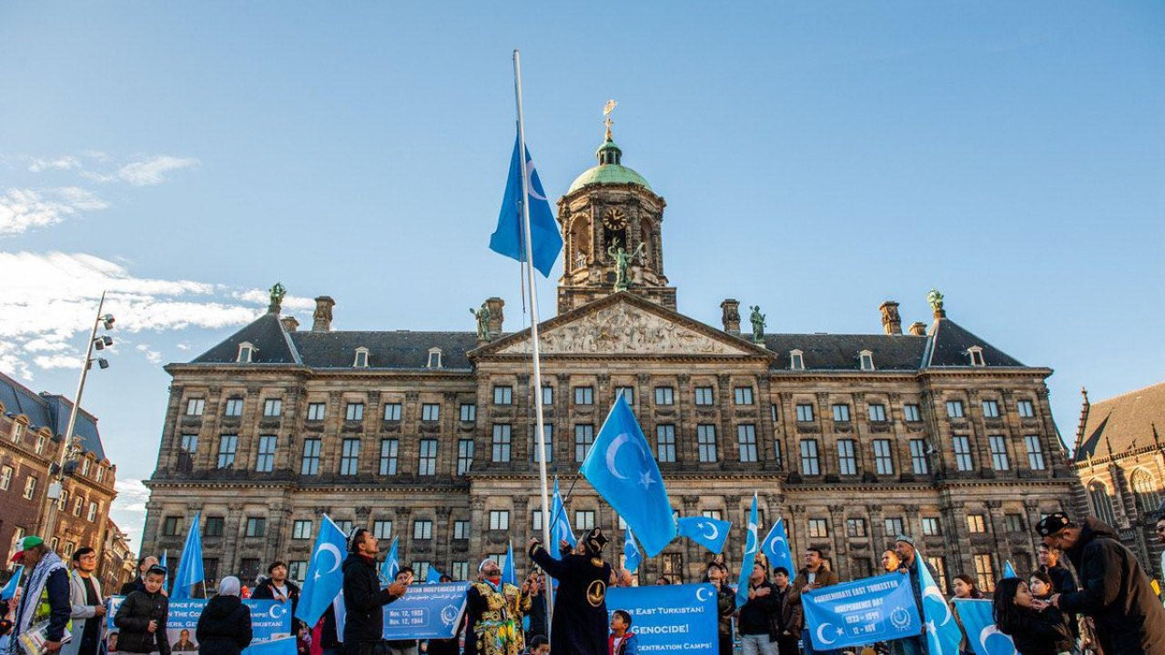 Hollanda’da Doğu Türkistan hamlesi