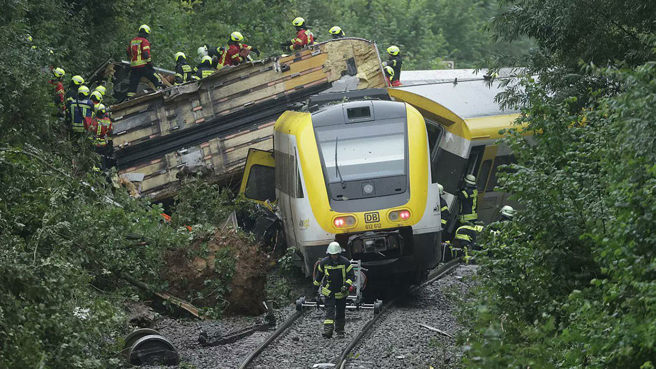 Almanya'da yolcu treni raydan çıktı! Çok sayıda ölü ve yaralı var