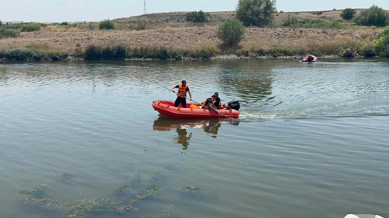 Genç, serinlemek için girdiği Kızılırmak'ta kayboldu