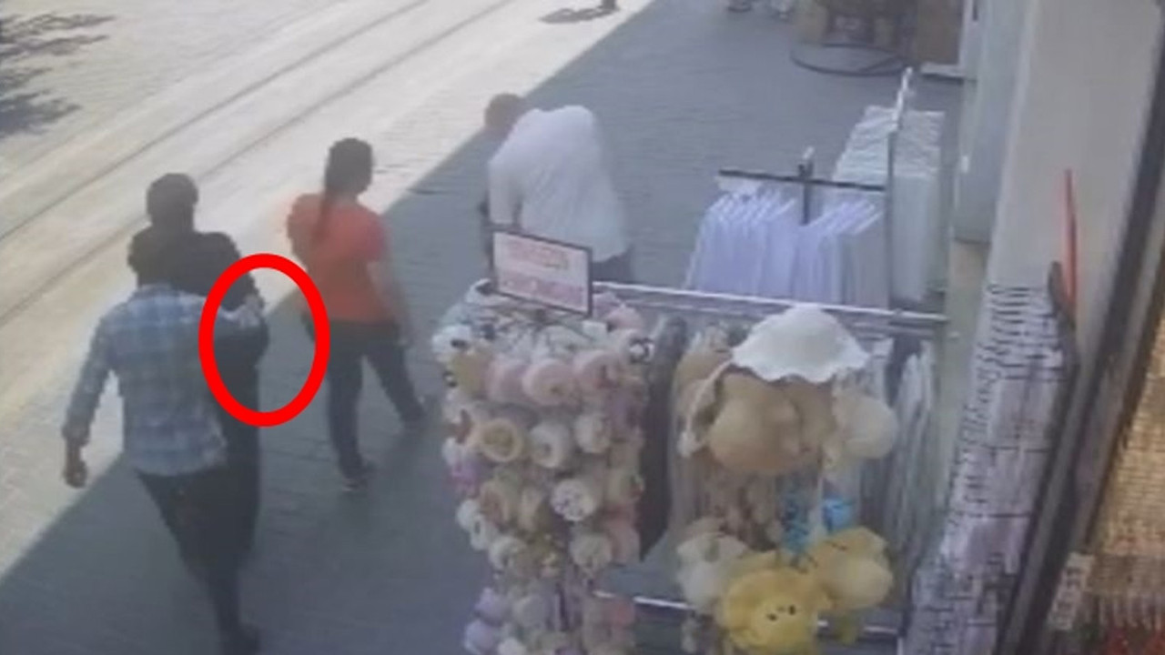 Kadın yolda yürüyordu! Sessizce yaklaştı...