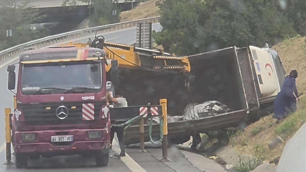 Yağmurlu yolda çifte kaza! Kamyon ve kamyonet yoldan çıktı!