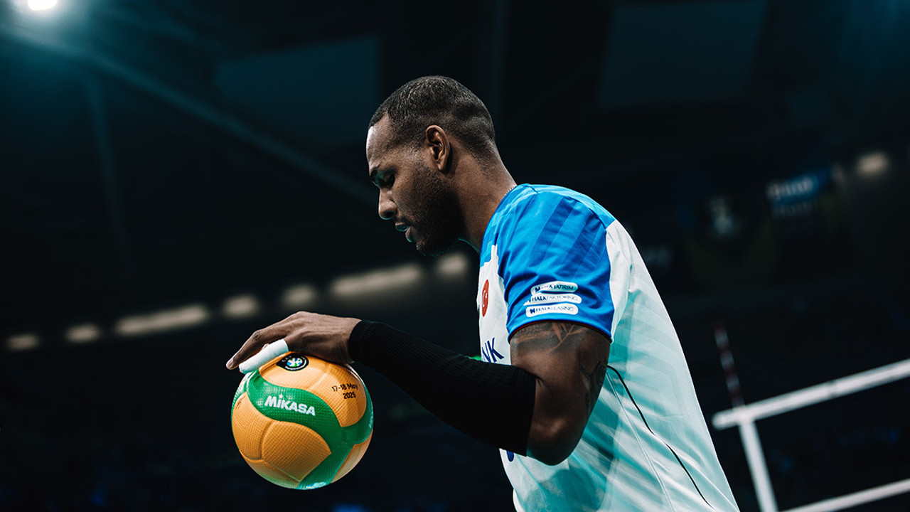 Halkbank'ta Leal ile devam