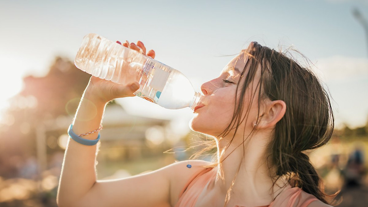Yazın hayat kurtaran sıvı uyarıları! Kavurucu sıcaklarda önemli çıkış