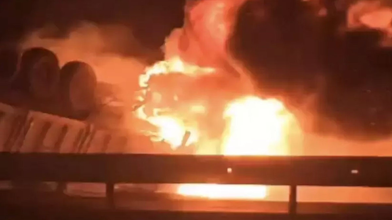 Devrilerek alev alan TIR’ın şoförü feci şekilde can verdi