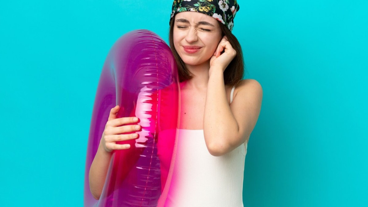 Havuz keyfinizi kabusa çevirmesin! Yüzücü kulağına dikkat