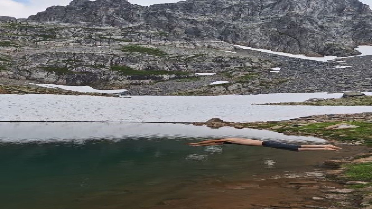 Yazın ortasında karla kaplı göle girdiler