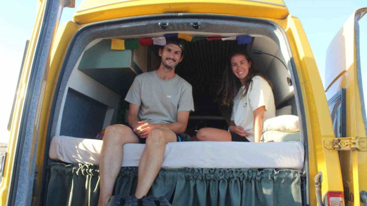 Dünyayı gezen çiftin Dünya'nın Nazar Boncuğu Meke Gölü'nde karavan kampı