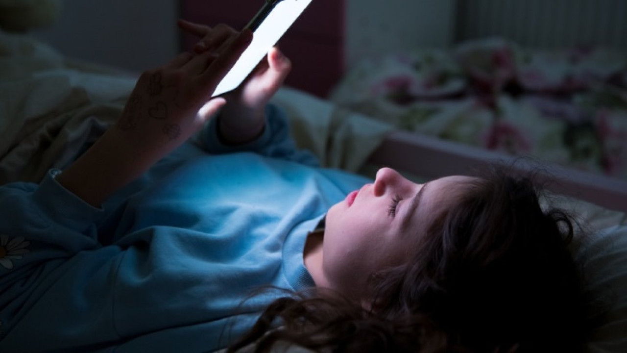 Ekran ışığında yitip giden küçük kalpler!