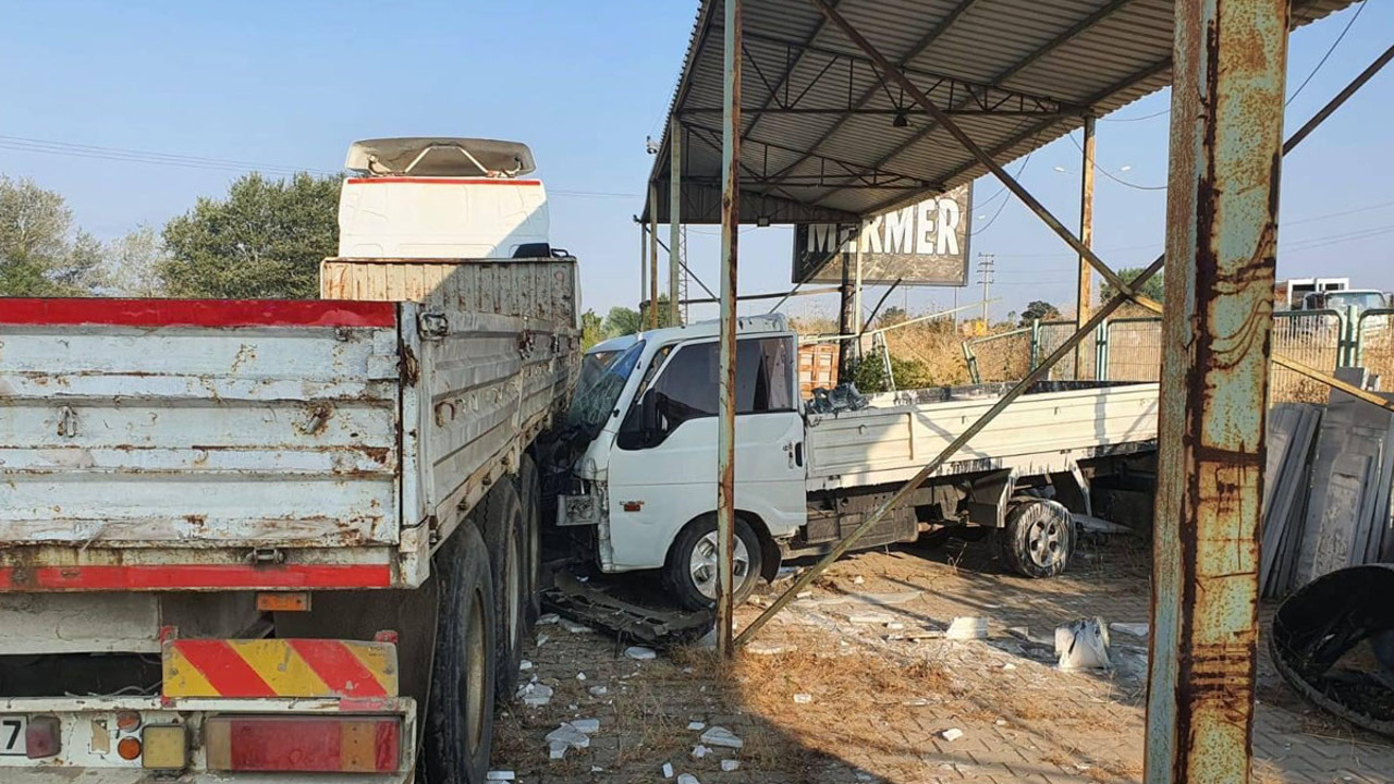 İnegöl'de feci kaza! Kamyonet korkulukları aşıp TIR’a çarptı