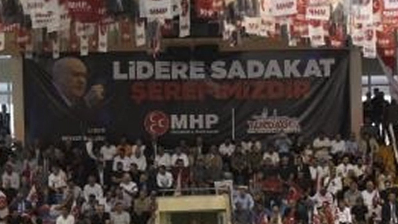 Millet bölünmekten korkuyor, MHP’liler Bahçeli’yi alkışlıyor! Dünyada böyle sadakat görülmedi...