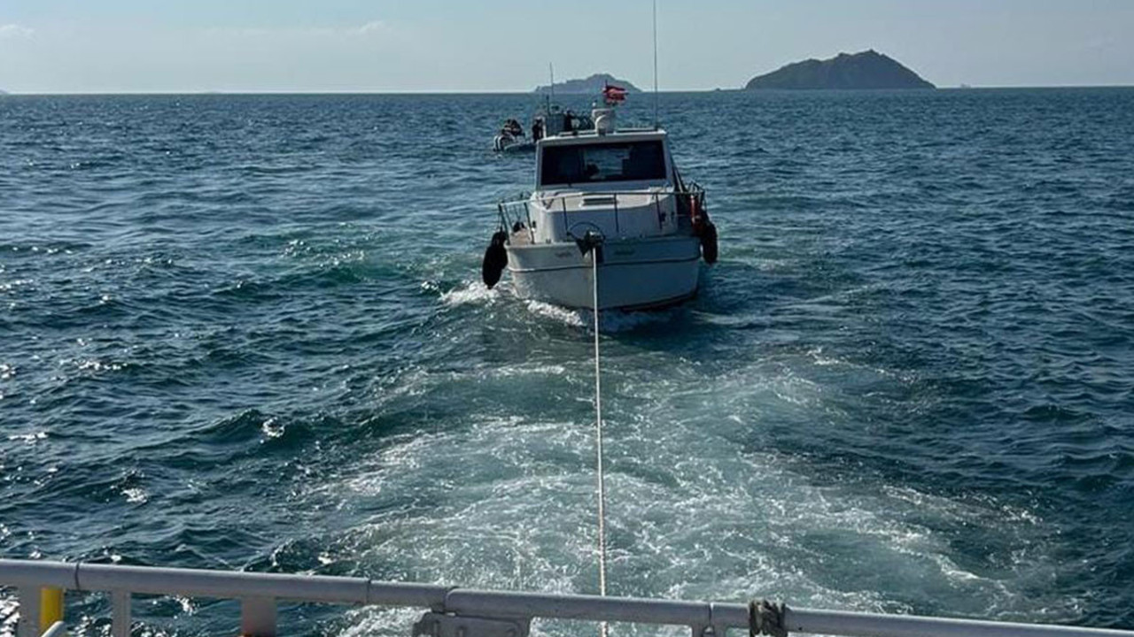 Boğaz'da tekne arızalandı, akıntıda sürüklendi
