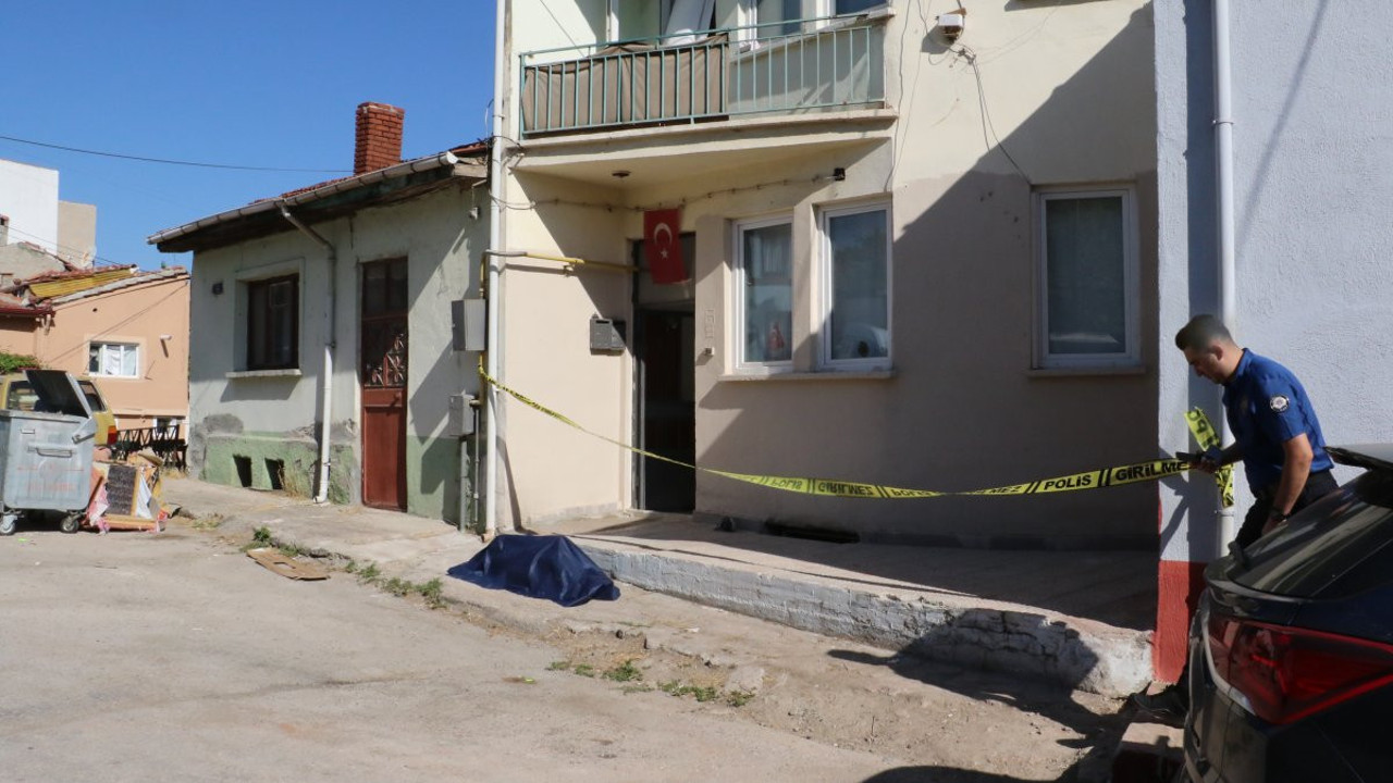 Yaşlı adam evinin önünde ölü bulundu