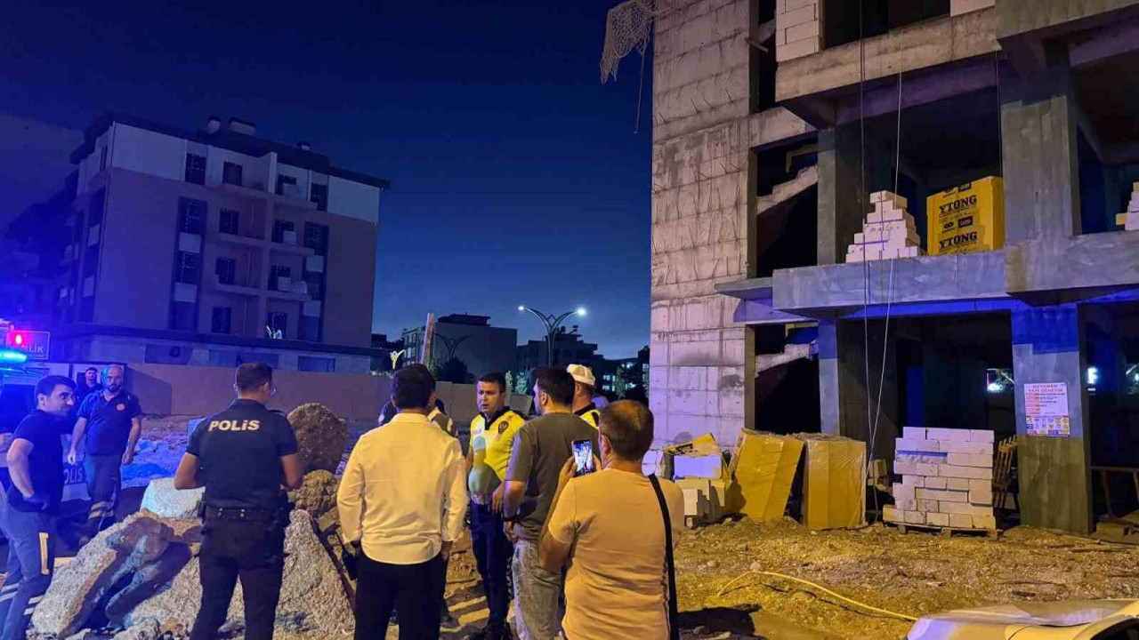 Trafik cezasına kızdı, binanın tepesine çıktı!