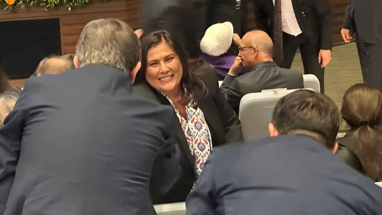 Özlem Çerçioğlu CHP'den istifa etti soluğu AKP'de aldı!