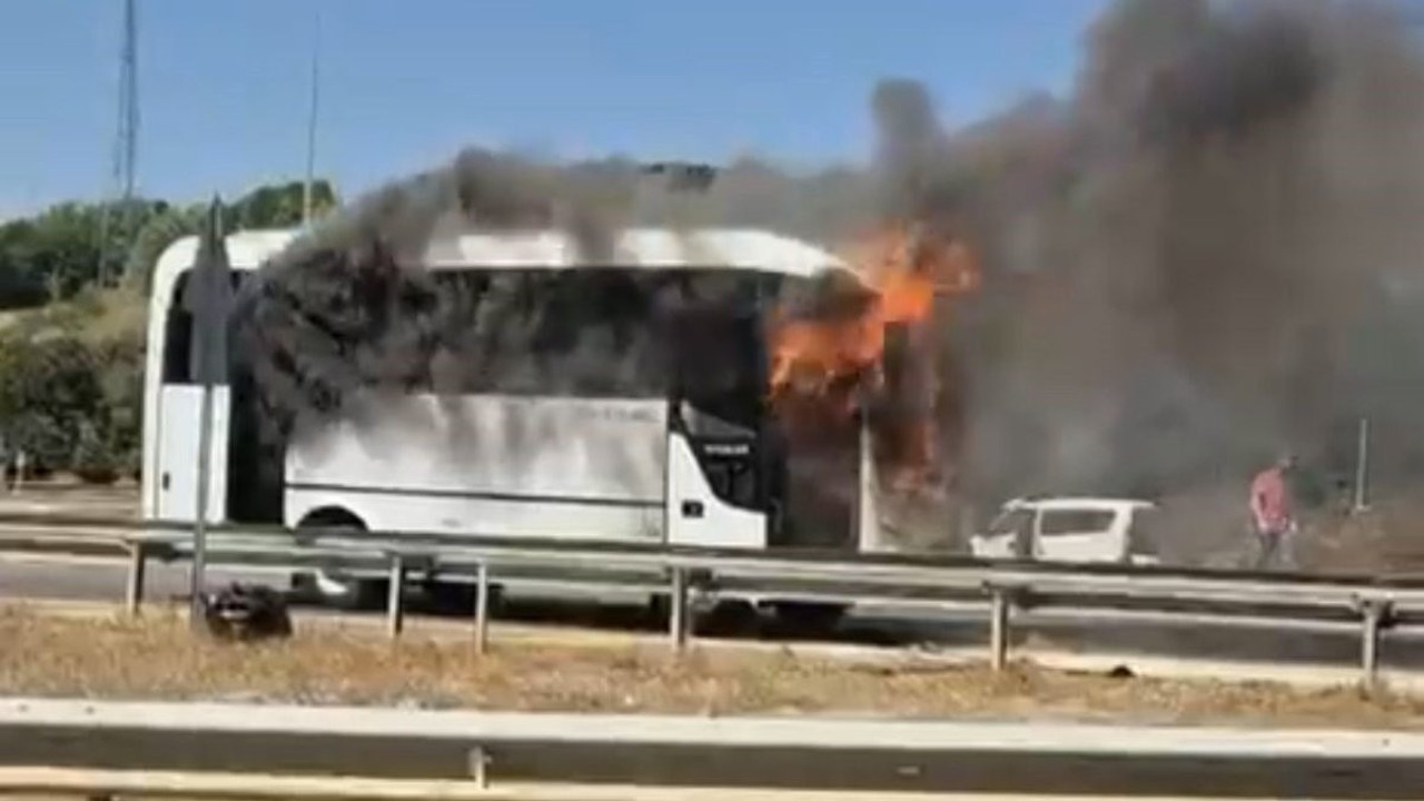 Seyir halindeki midibüs küle döndü!