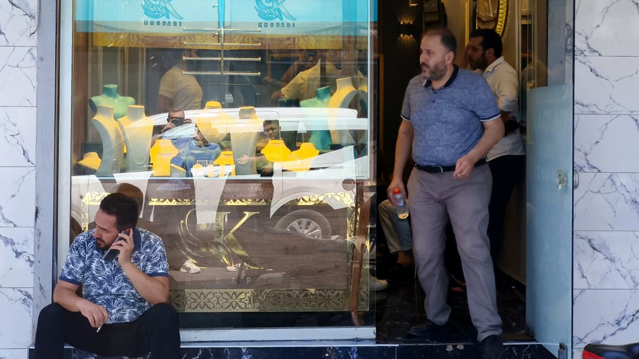 Maskeli soyguncular kuyumcuyu vurdu! Altınları alıp kaçtılar
