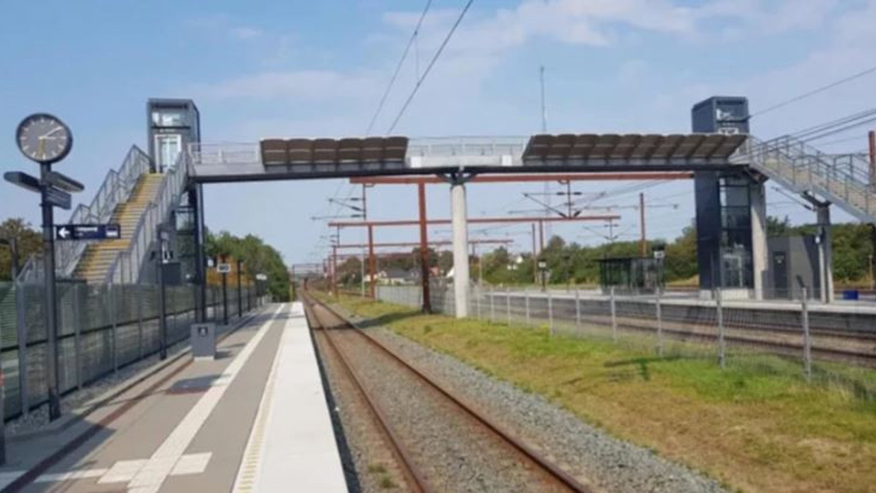 Yolcu treni raydan çıktı! Çok sayıda yaralı var