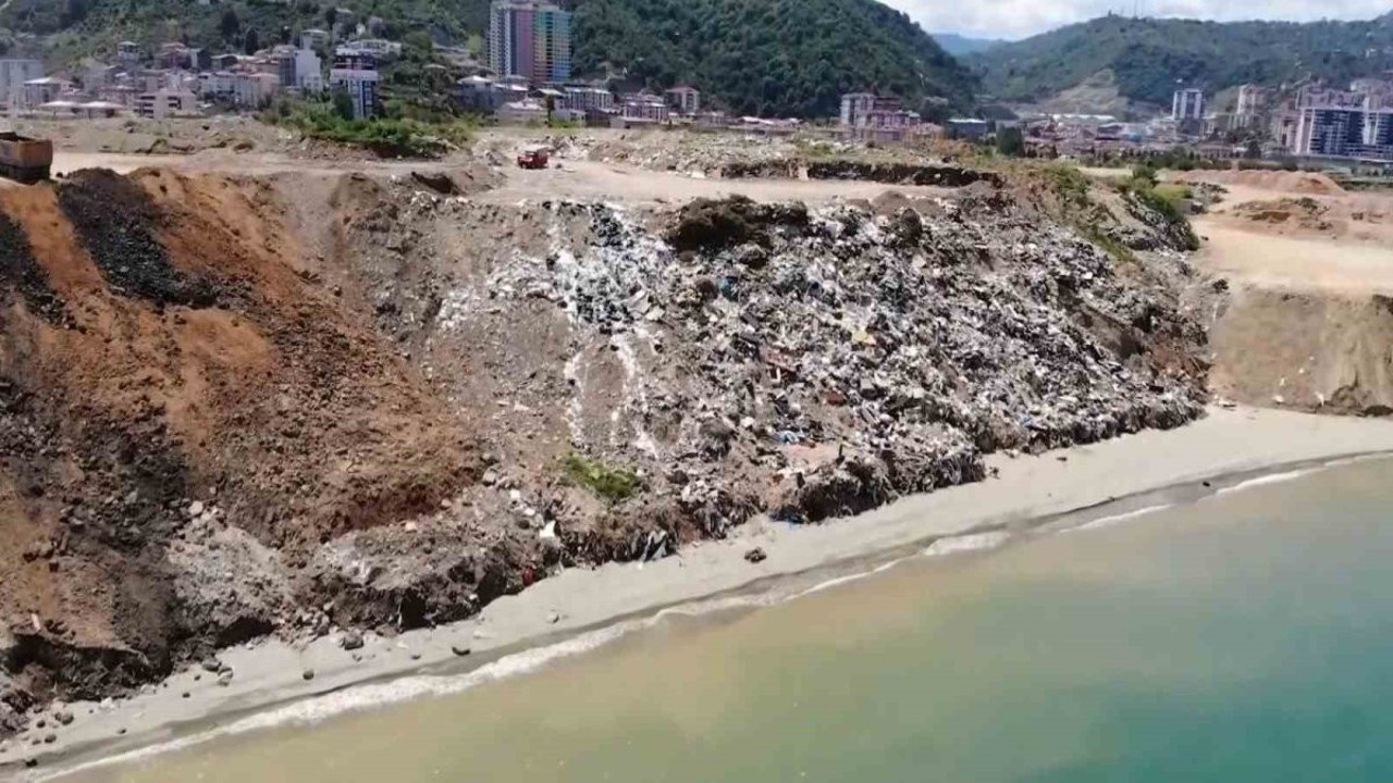 Bir zamanların plajı bugünün çöp dağı oldu