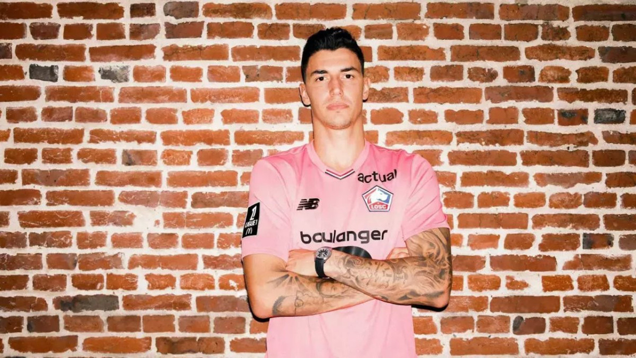 Berke Özer sahada! Olivier Giroud sahnede