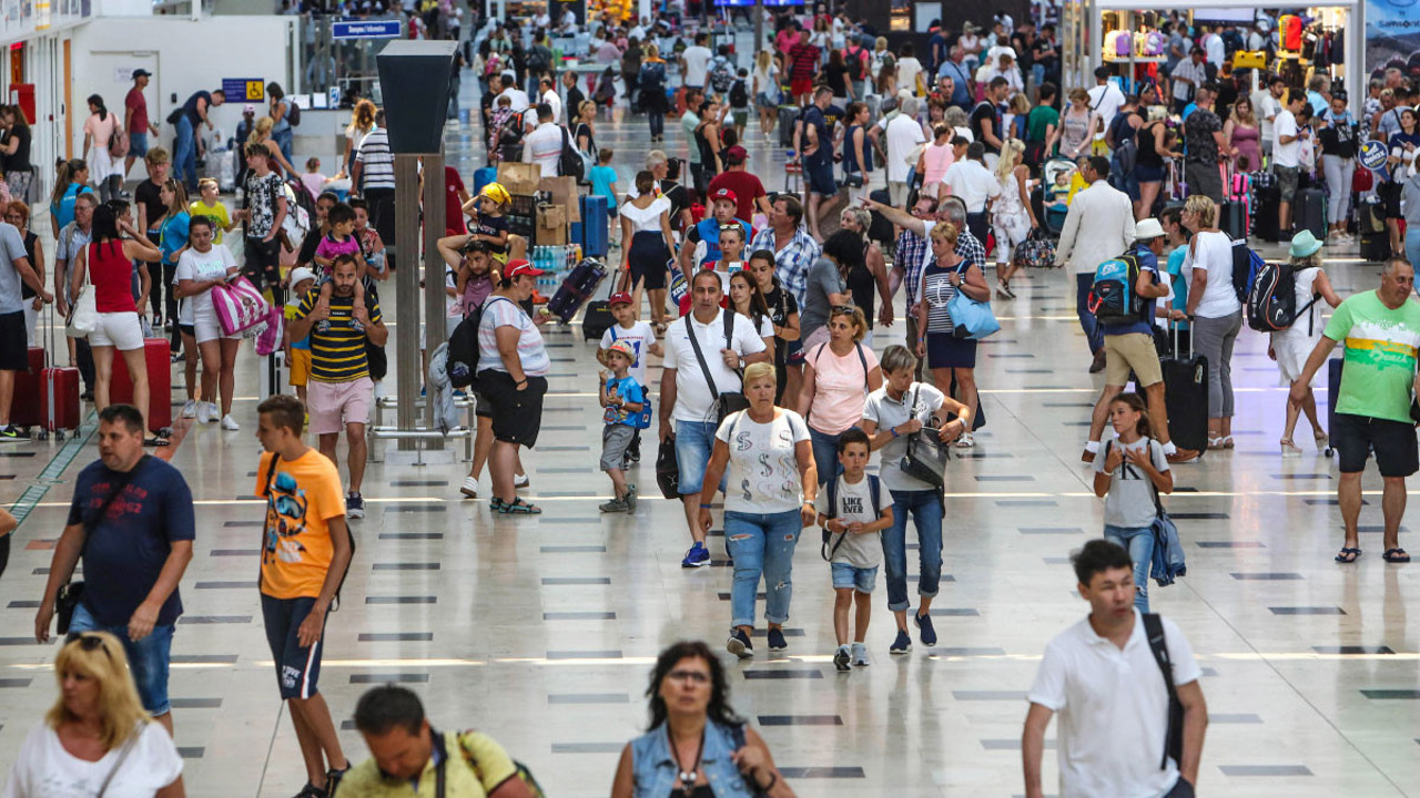 Antalya Havalimanı'nda uçak ve yolcu trafiği rekoru