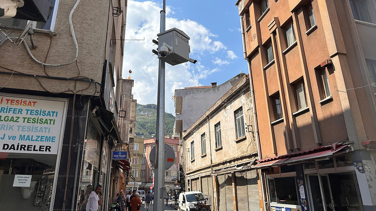 Güvenlik kamerası bakımı kâbusa döndü! Dolmuş vinç sepetine çarptı