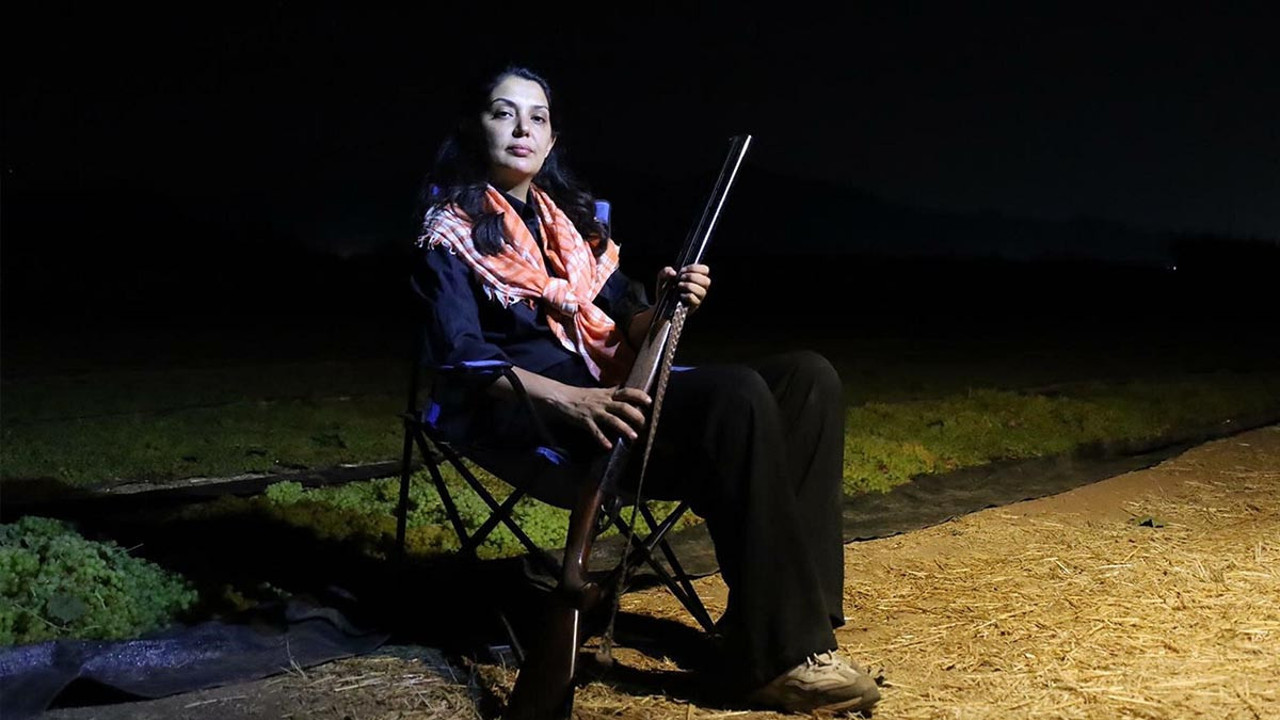 Tarlada kadınlar bile silahlı nöbet tutuyor! Gözlerini kırpmadan sabahlıyorlar