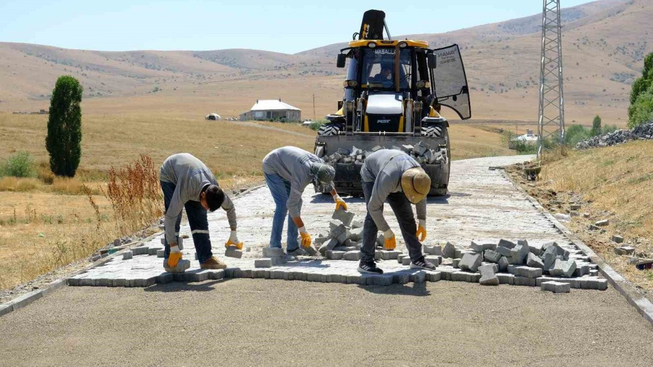 Ağrı’da köy yolları modern görünüme kavuşuyor