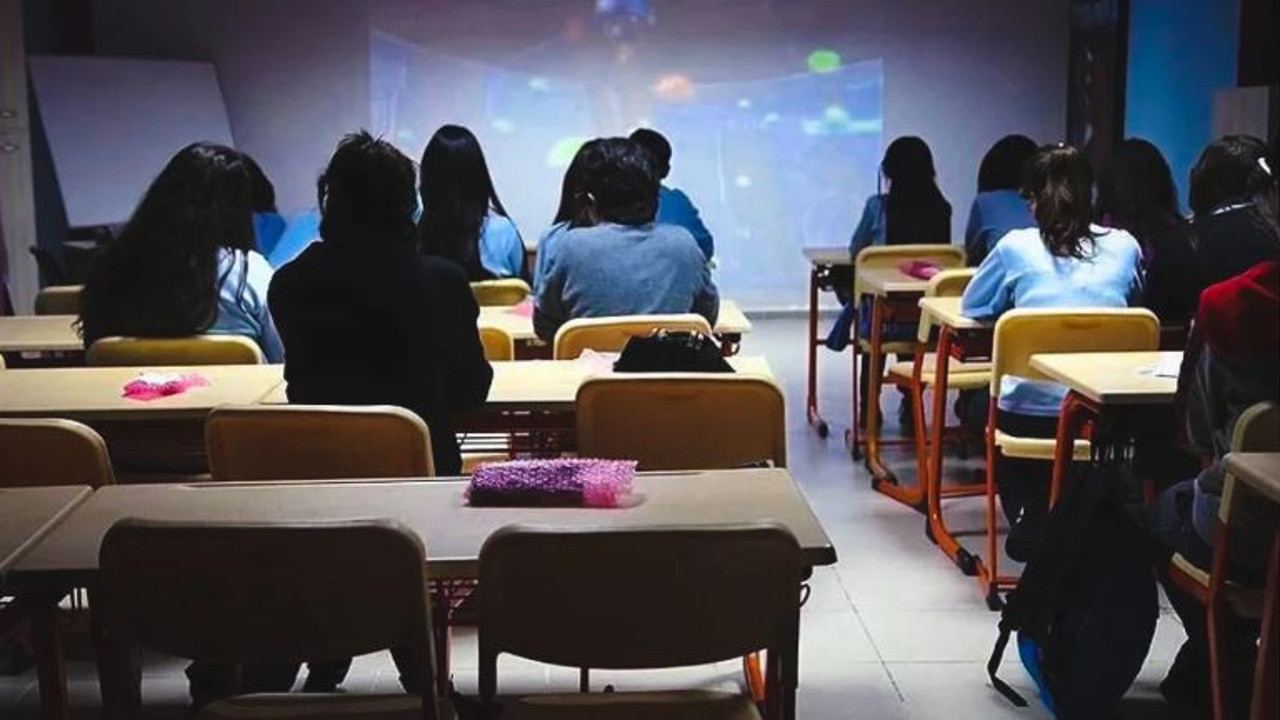 Düzce'deki lisede skandal! Kız çocuklarını adeta yok saydılar. Laiklik karşıtı kurallar