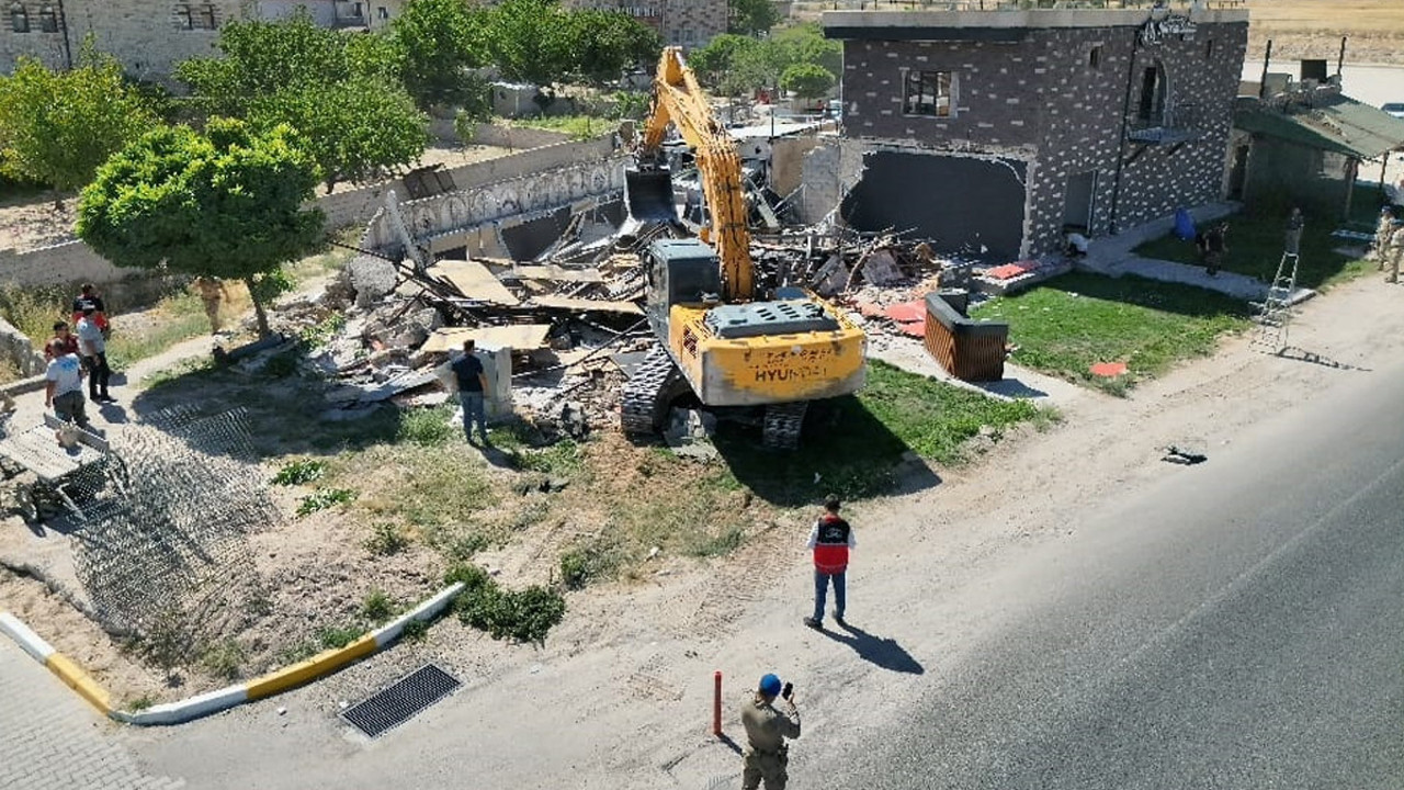 Jandarma önlem aldı! Otel ile restoran, iş makineleri ile yıkıldı
