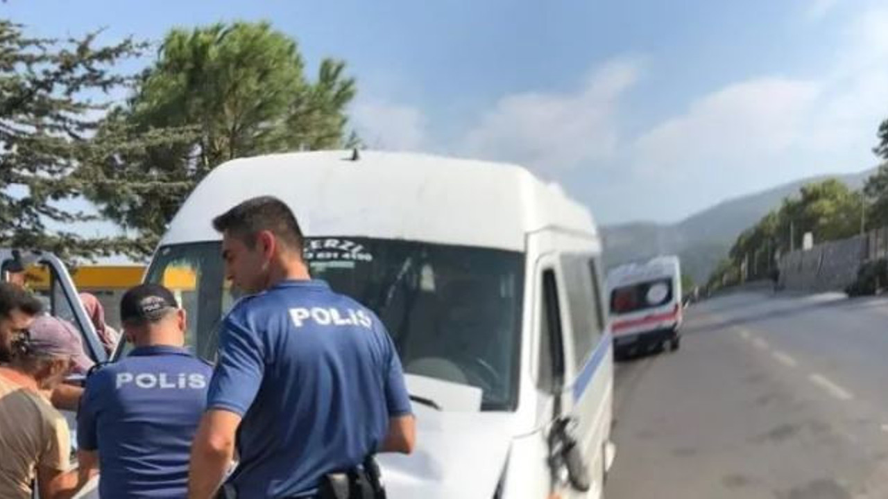 Manisa’da işçi servisi ağaca çarptı: 8 yaralı