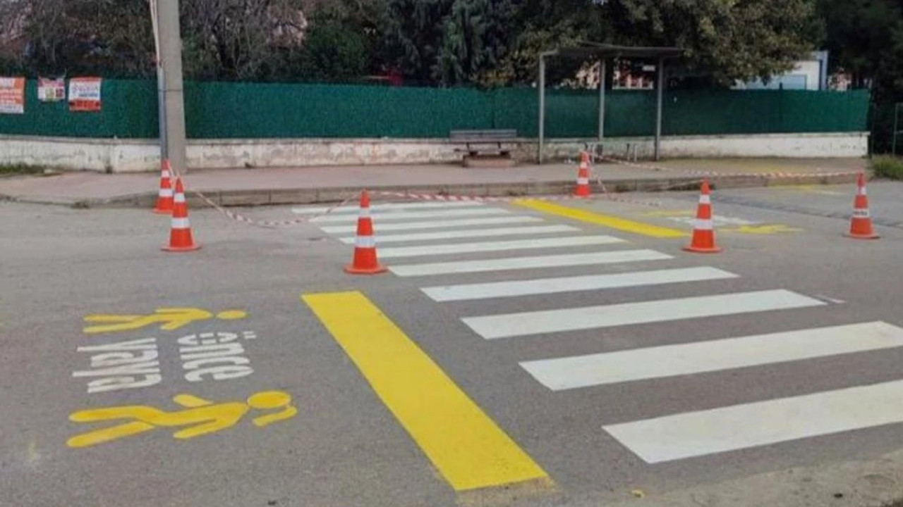 Okul önlerindeki çizgi ve yaya geçişleri yenilendi