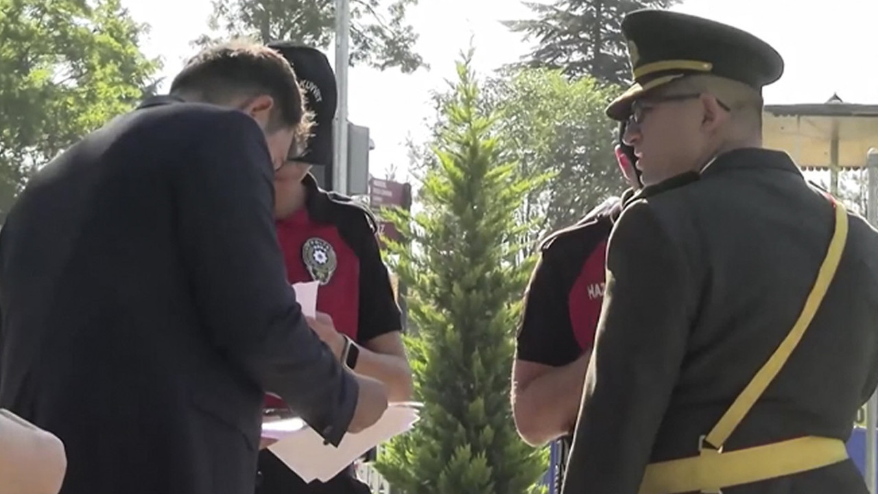 Anıtkabir törenine giden subaylara üst araması şoku! Uygulama şaşırttı…