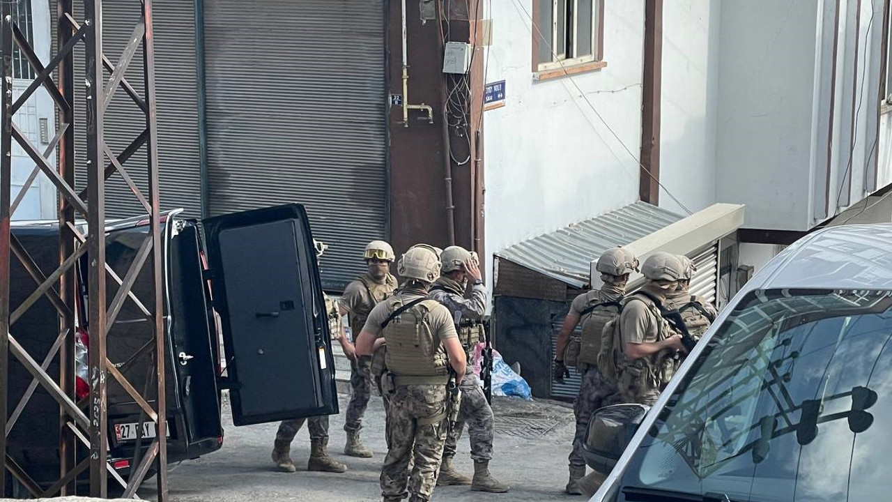 Mahallede giriş-çıkışlar kapatıldı! Her saniyesi film sahnelerini aratmadı