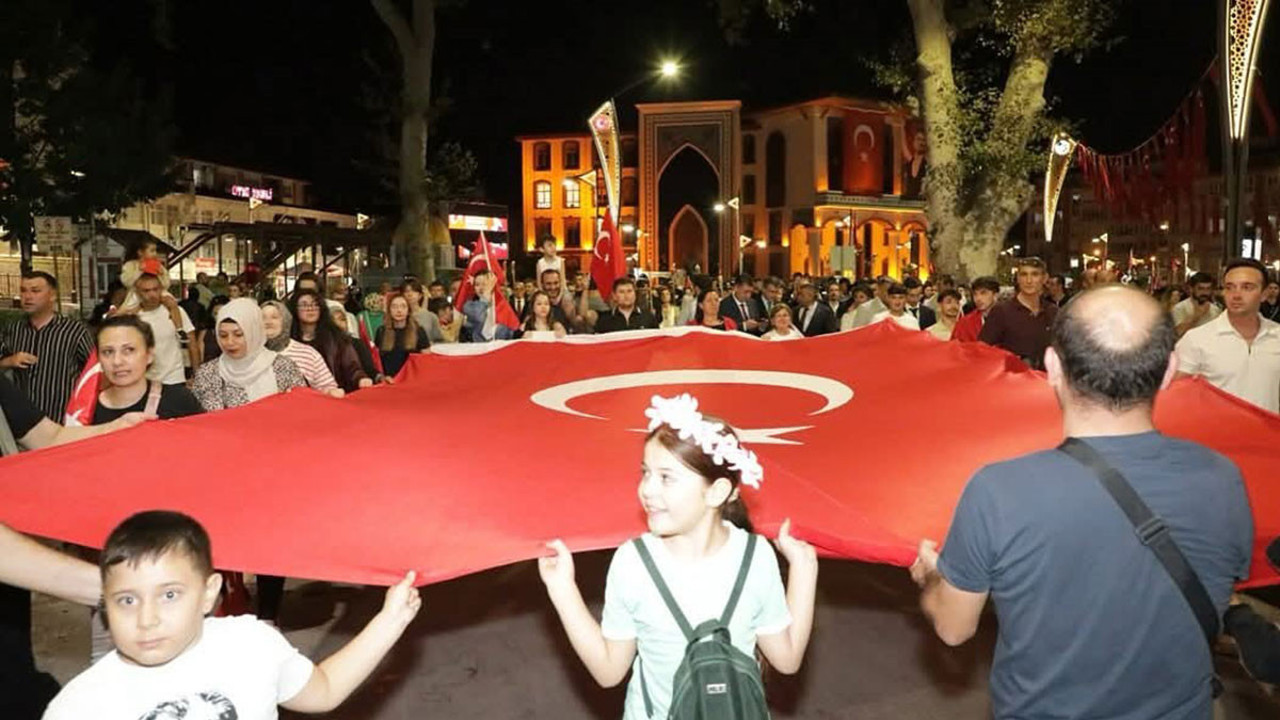 Büyük Zafer’in 103. yılı bayrak yürüyüşü ve fener alayı ile taçlandı