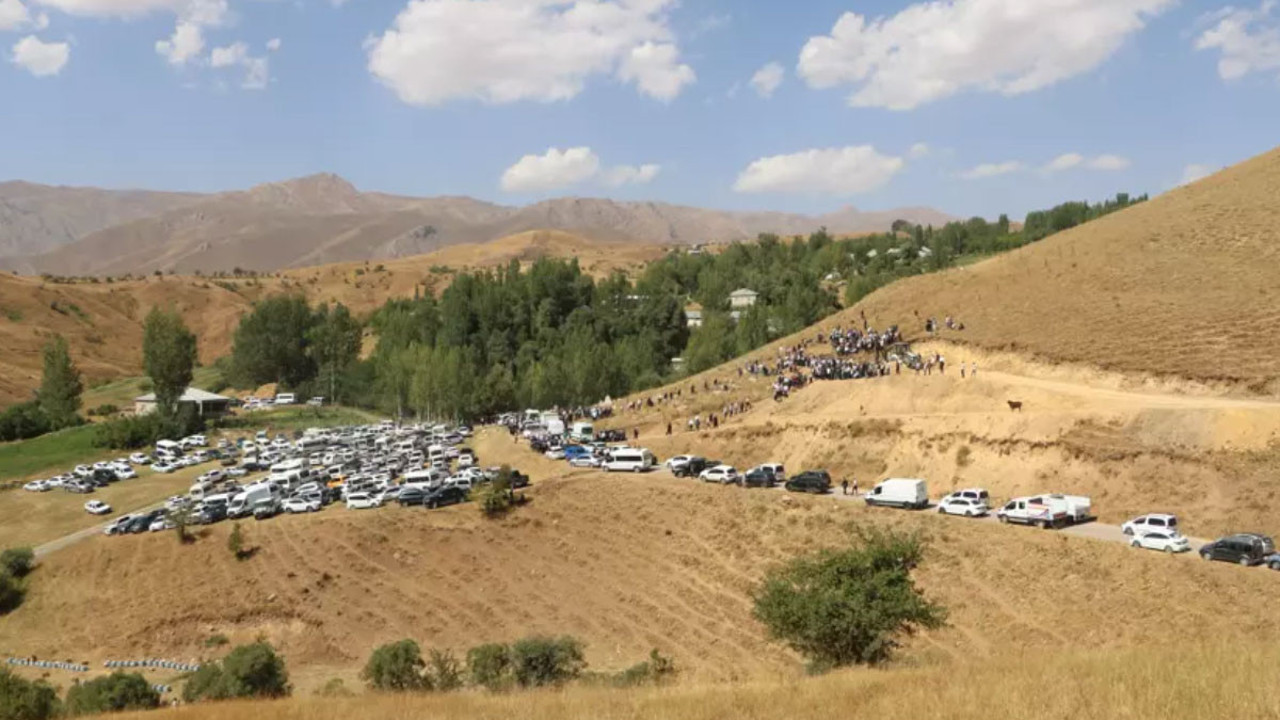 Hakkari'deki trafik kazasında ölen aynı aileden 5 kişinin cenazeleri toprağa verildi