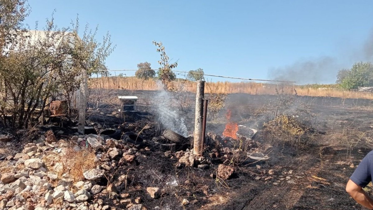 Tarlada başlayan yangın rüzgarın etkisiyle seraya sıçradı