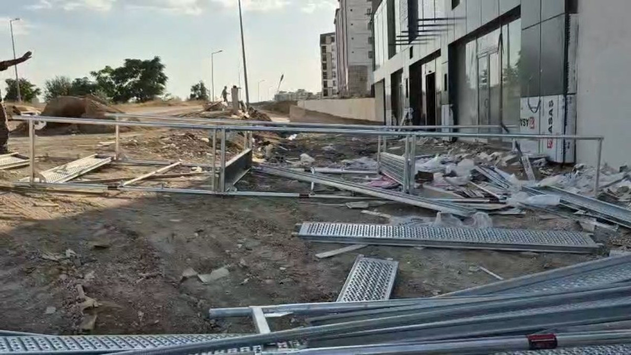 Elazığ’da inşaat facia: İskele çöktü, 2 yaralı!