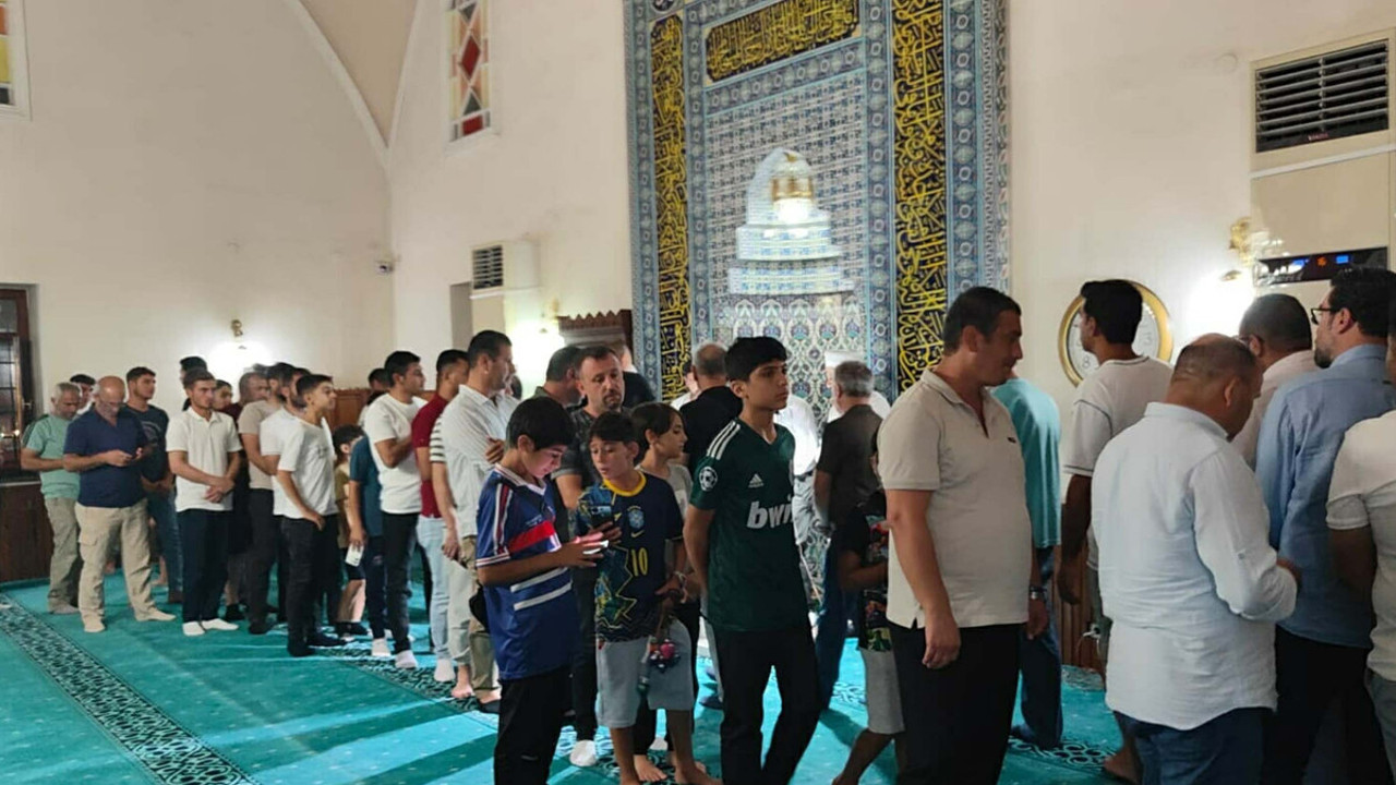 Hatice Hatun Camii’nde salavatlar yükseldi! Görmek ve dokunmak için sıraya girdiler
