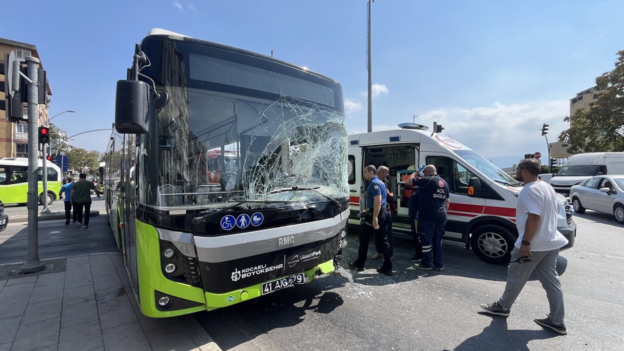 Dondurma kamyonetiyle belediye otobüs çarpıştı! Çok sayıda yaralı var