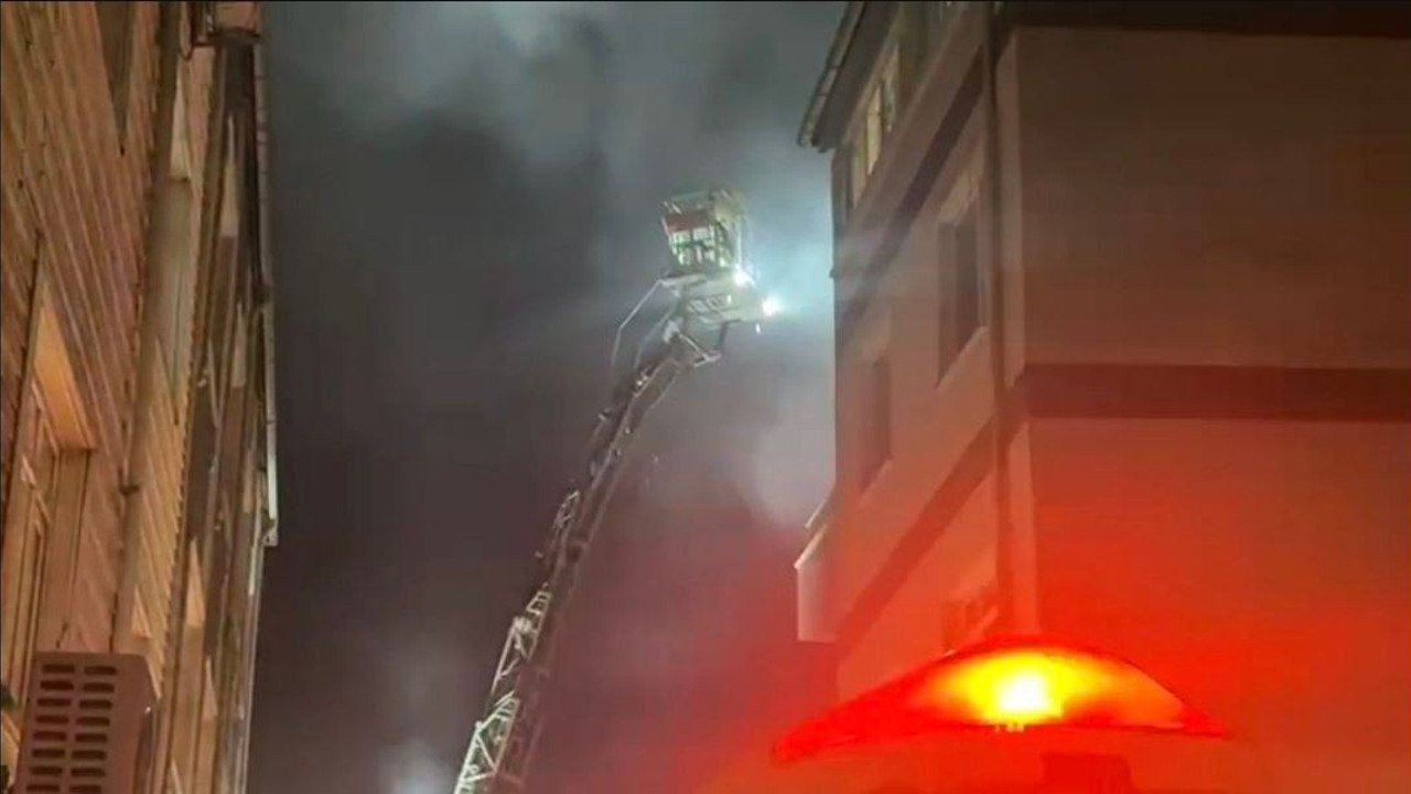 Gaziosmanpaşa'da 5 katlı binanın çatısı alev alev yandı