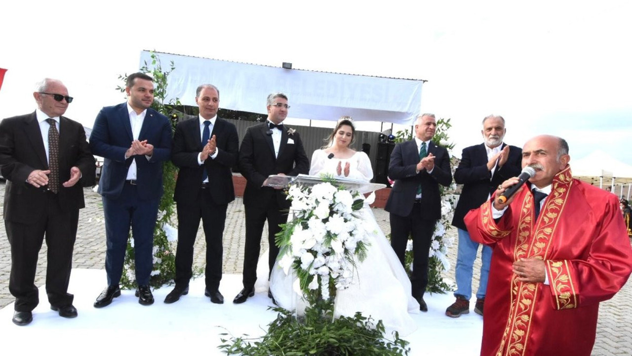 Şenkaya’da duygu dolu düğün: Başkanın kızı evlendi!