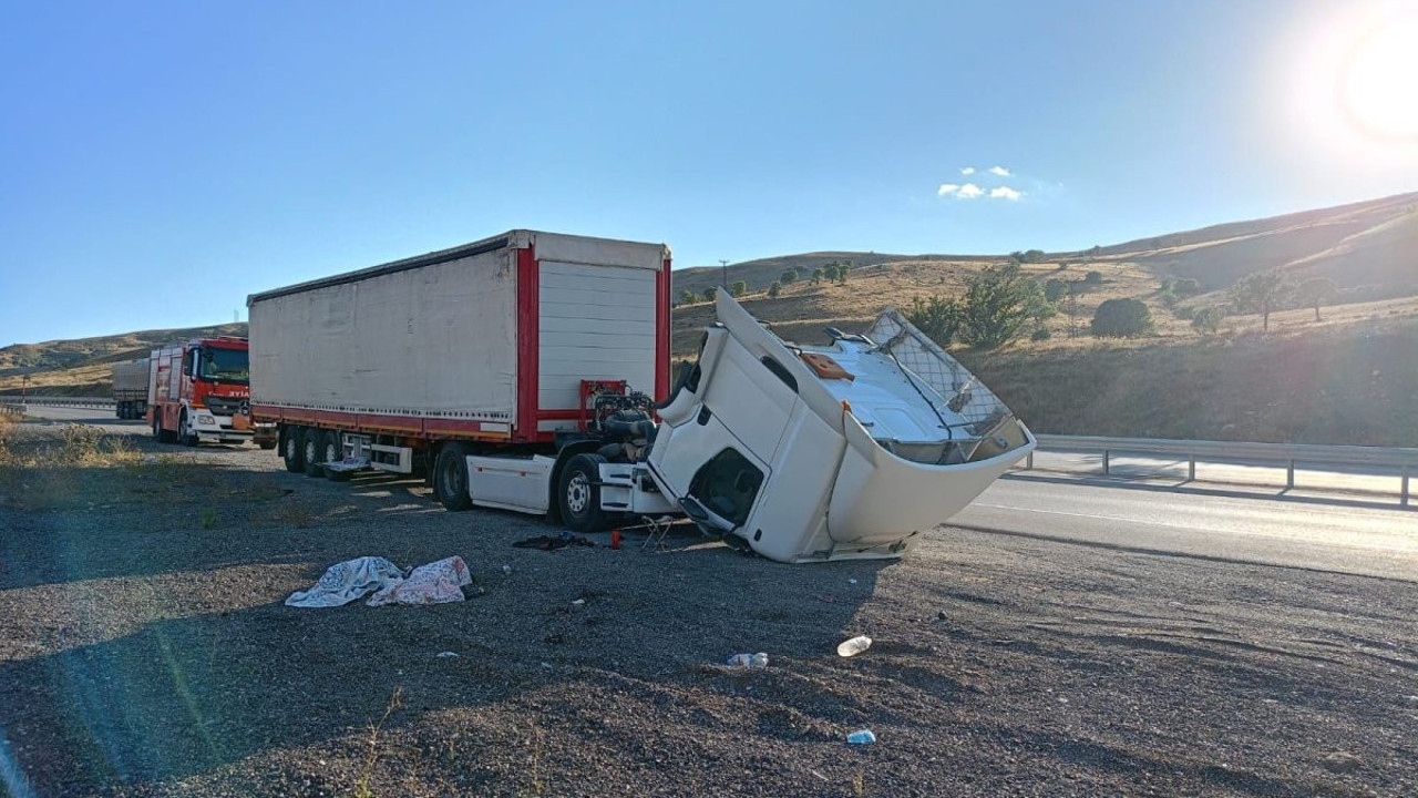 Karşı şeride geçen tır devrilip ikiye ayrıldı