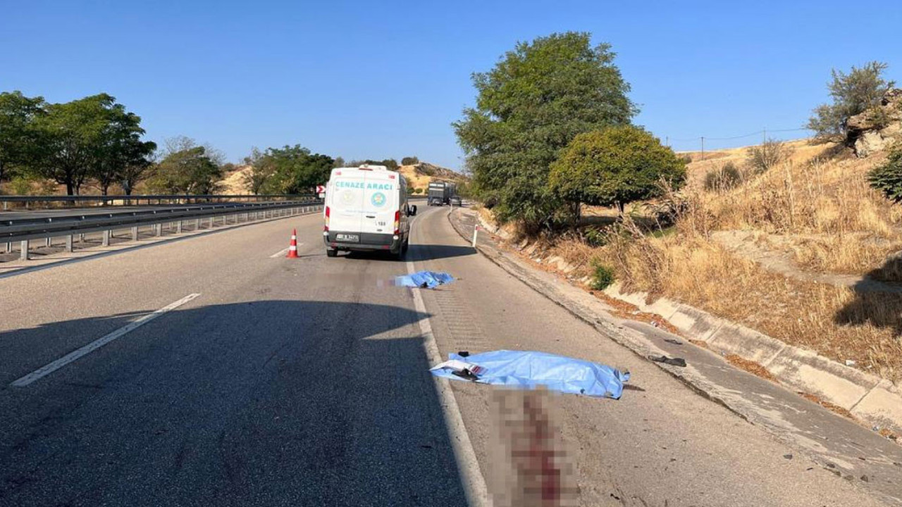 Kula'da korkunç kaza: Lastik değişim sırasında aileye çarptı! Anne babaları gözleri önünde öldü