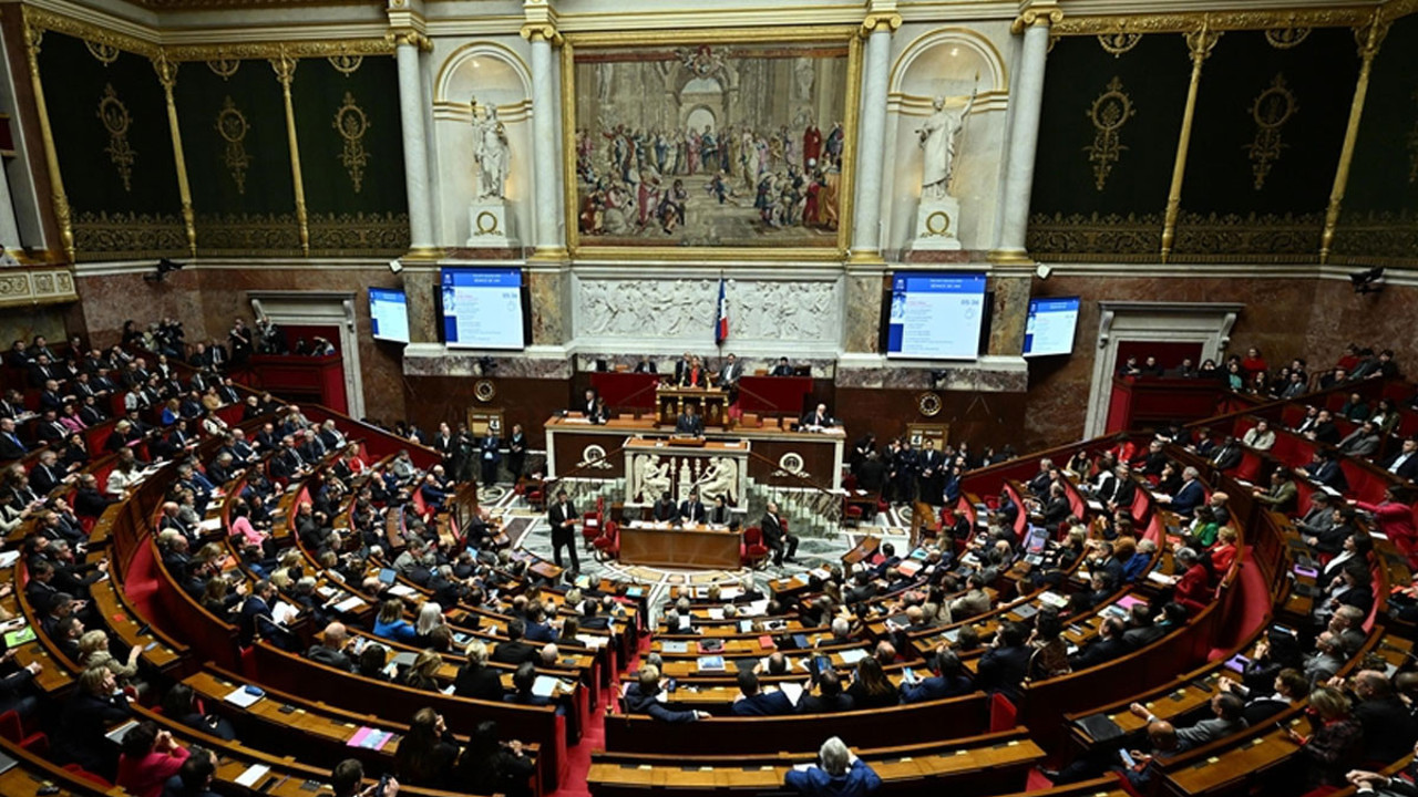 Fransa'da hükümet düştü