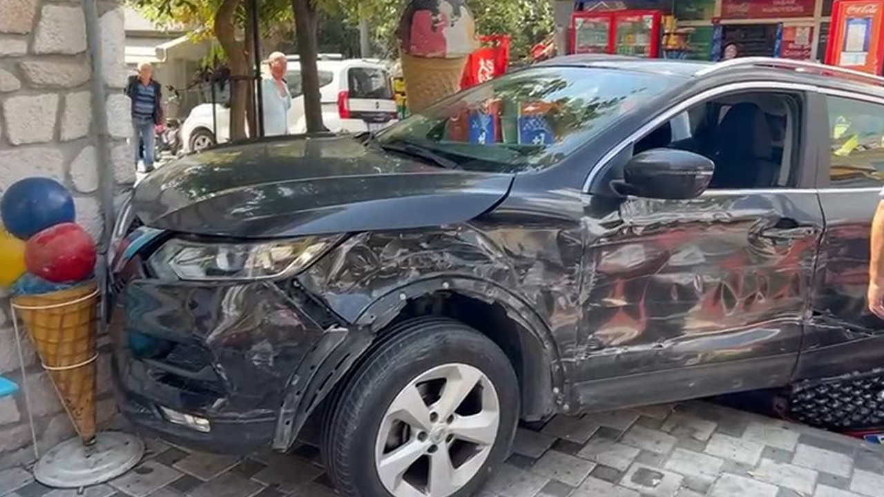 Avcılar’da otomobil banka ve iş yerine daldı