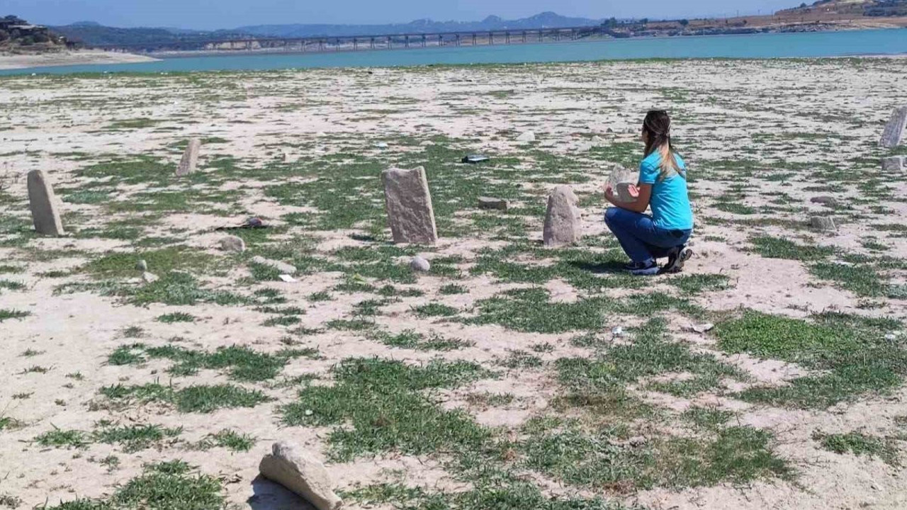 Kuraklık, 70 yıllık mezarları ortaya çıkardı