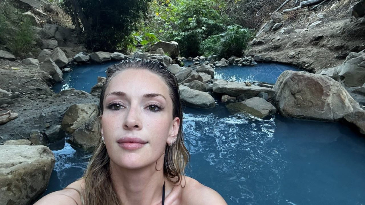 Yasemin Kay Allen’dan termal havuz keyfi! Cesur tatil paylaşımıyla büyüledi