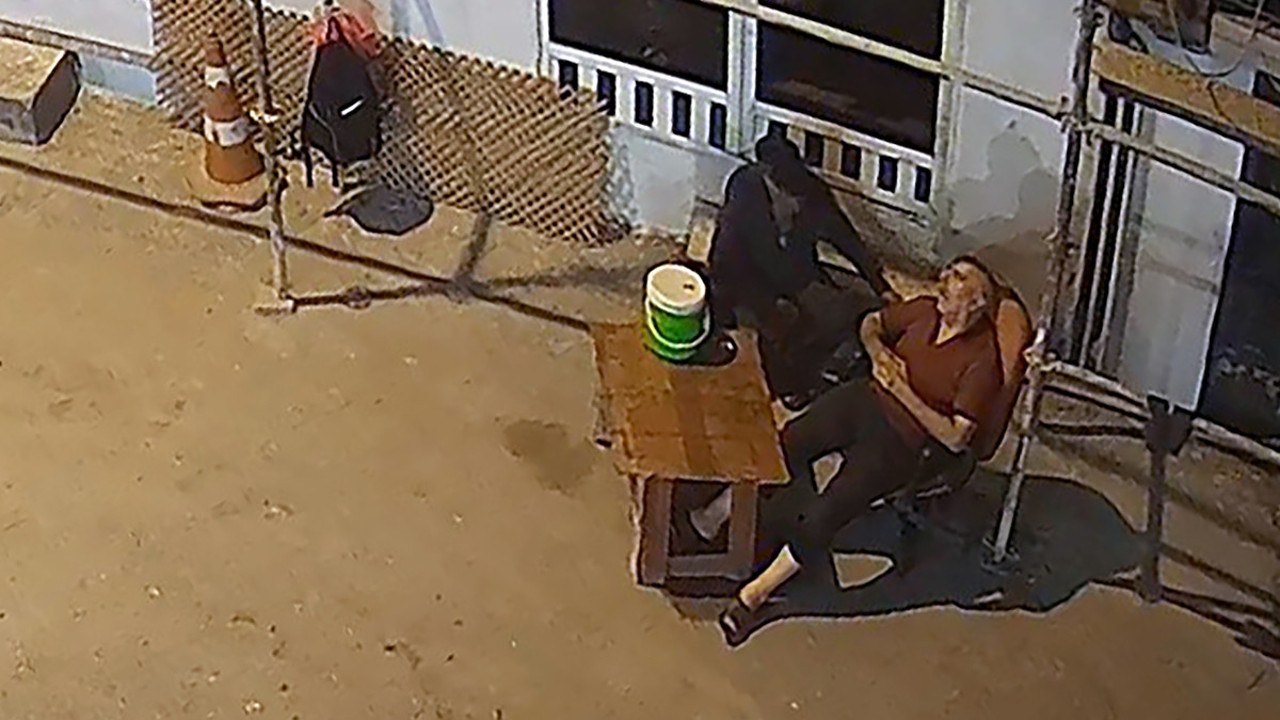 Hırsız uyuyan bekçiyi soydu