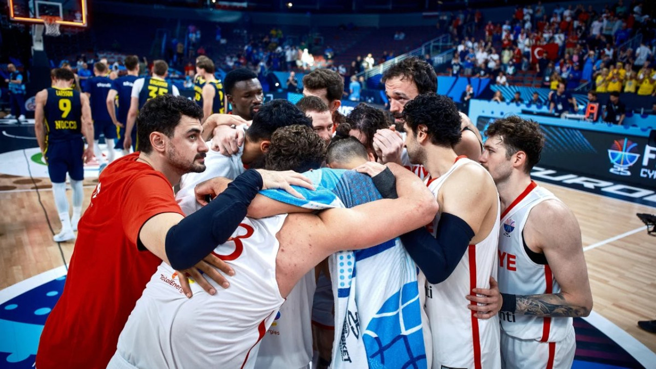 Nefesler tutuldu! 12 Dev Adam EuroBasket'te final için Yunanistan'a karşı